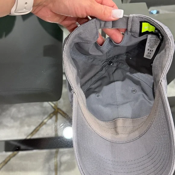 Nike Light Gray Cap with White Logo - Picture 5 of 7